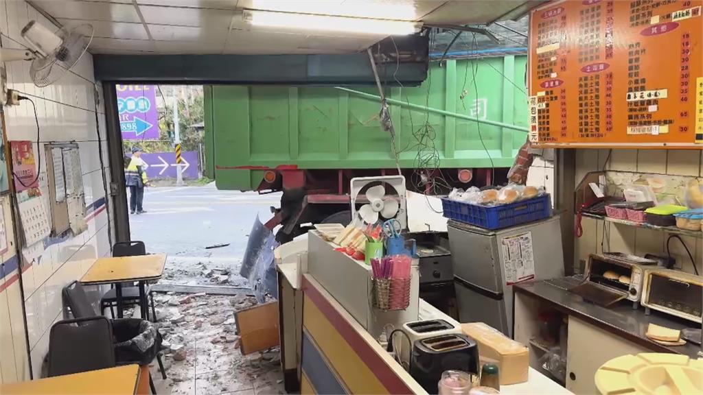 鐵門被撞掀!砂石車衝撞民宅撞歪水泥柱 屋主:嚇壞了