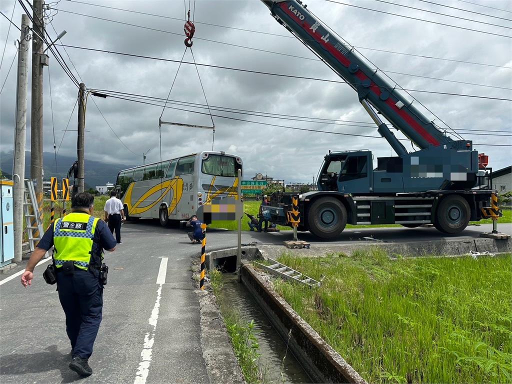 快新聞／宜蘭遊覽車意外掉落！　卡田野間水溝畫面曝光