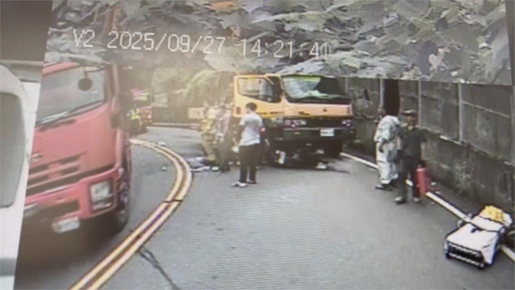 台南機車騎士下坡慘跌撞吊車　卡入「車輪」幸無大礙