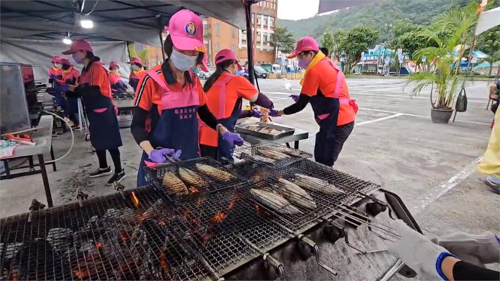 「水上鋼鐵人」揭序幕 南方澳鯖魚節大啖烤魚、烤蝦餅