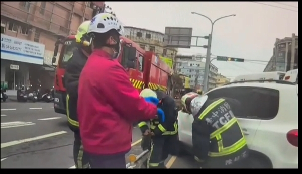 低血糖昏過去！　男昏厥自撞分隔島　警破窗搶救