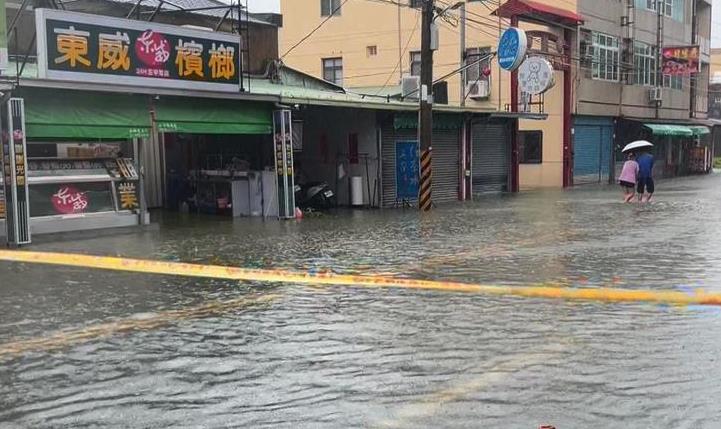 家慘遭凱米颱風灌水!台南「水上鋼琴師」最後一彈 網哭了:是雨還是淚?