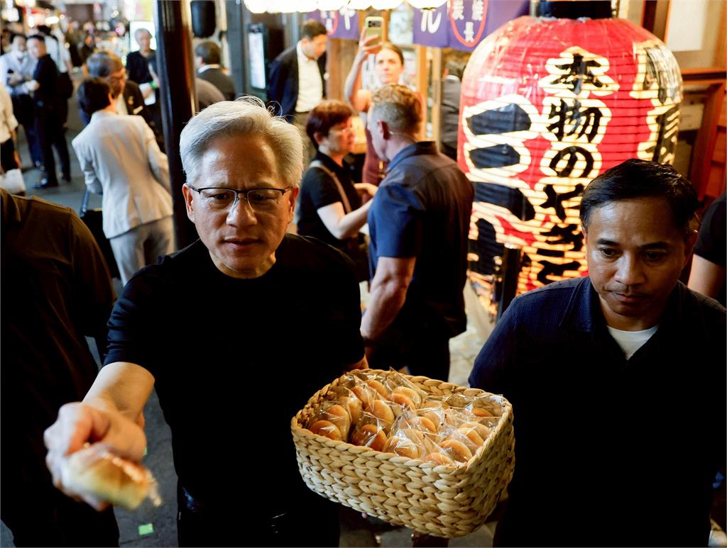 黃仁勳宣布為日本打造國家級AI設施　經濟大臣「皮衣現身」致敬