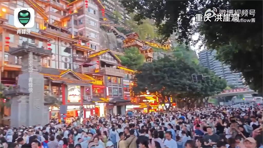 中國五一長假景點人潮塞爆 聖母峰塞車、沙漠堵駱駝