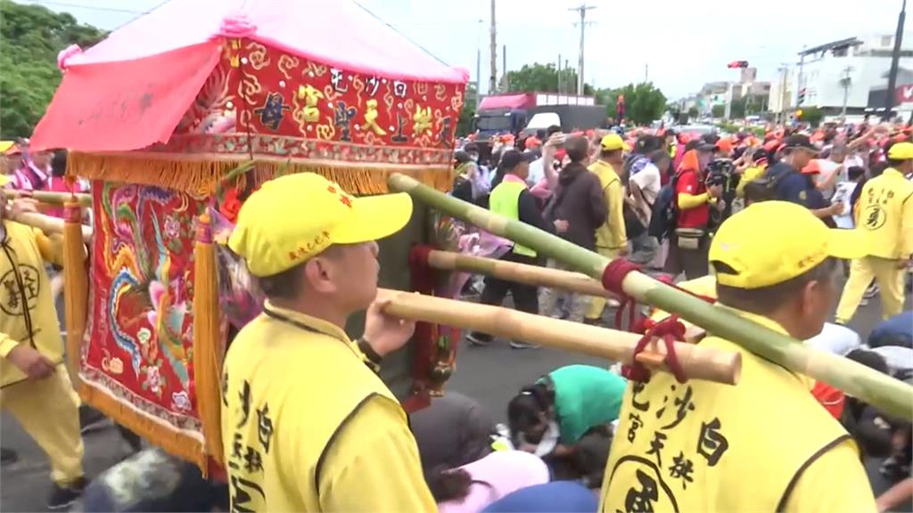 白沙屯媽祖回程 2男搶抬轎"猛撞轎班"後突斷棍