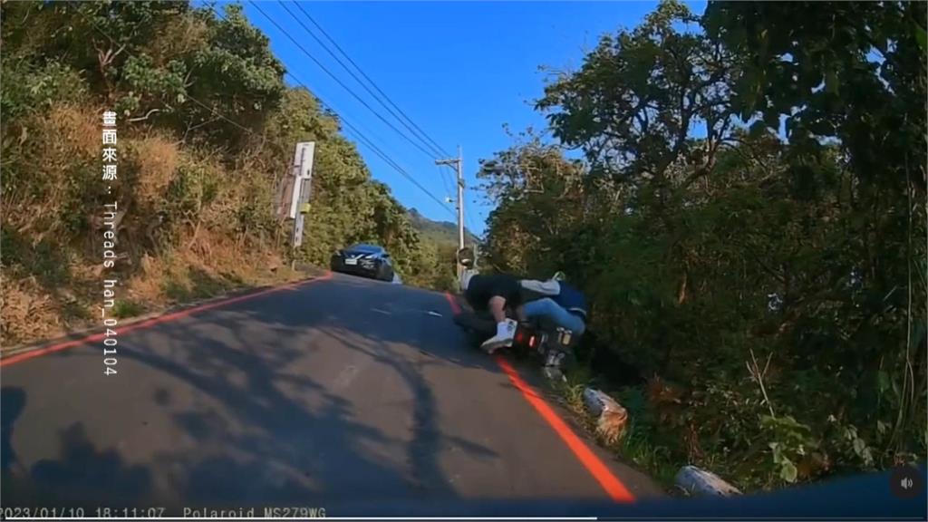 機車停柴山大路陡坡上 下一秒... 機車突然下滑 騎士摔落邊坡