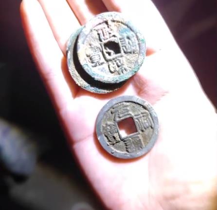 中國老社區發現「宋朝千年古幣」民眾通宵搶挖!隔天全變空歡喜一場