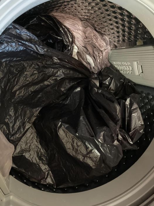 洗衣機傳怪聲!媽打開驚見「詭異黑物」嚇壞:26歲兒子竟這樣洗毛巾