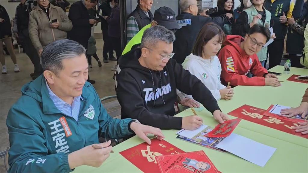 拚台南市長初選！  林俊憲市場發春聯   陳亭妃發紅包袋