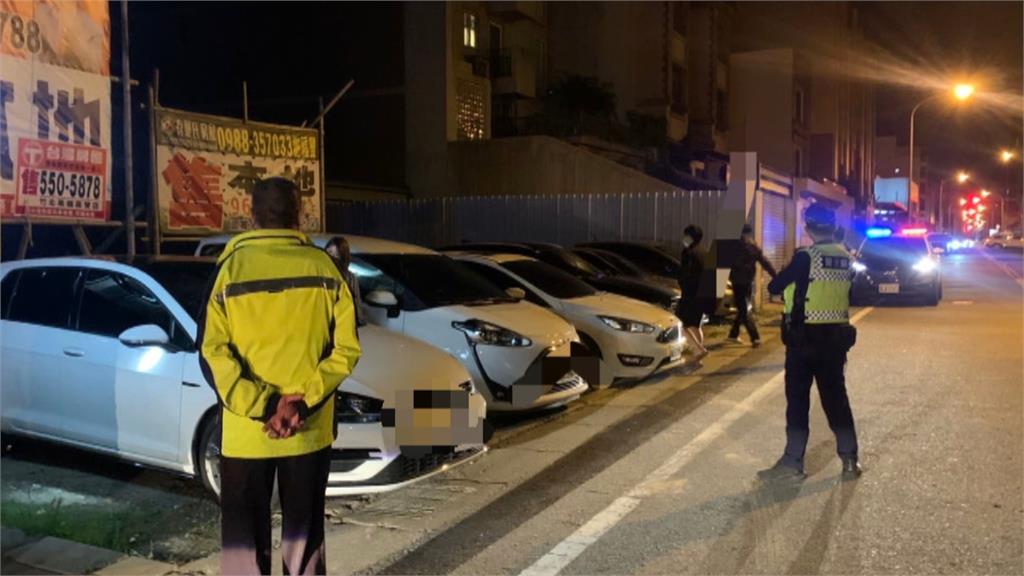 新竹「雨衣男」持鐵鎚猛砸車　車主嚇壞報警