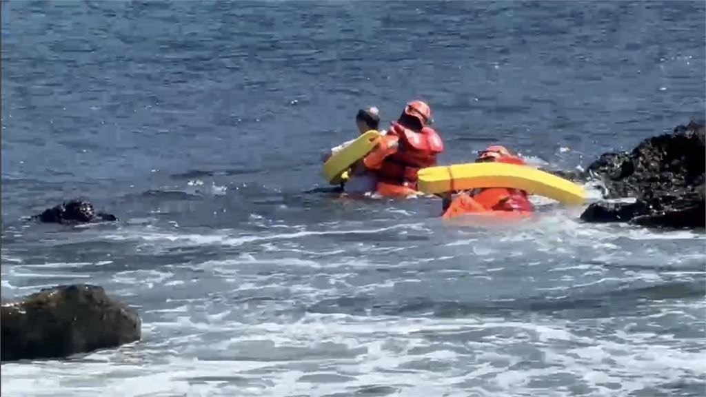驚險瞬間！萬里核二進水口「釣客遭惡浪吞噬」 海巡勇消肉身搏浪搶命