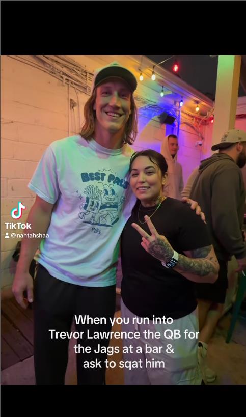 NFL(影)／酒吧裡遇到明星四分衛你會要求什麼？女球迷竟背他做深蹲