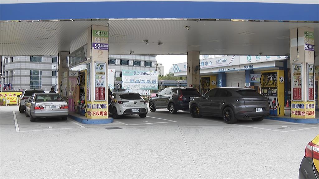 明起汽柴油漲1.8、1.4元　各地加油站塞爆趕漲前加滿