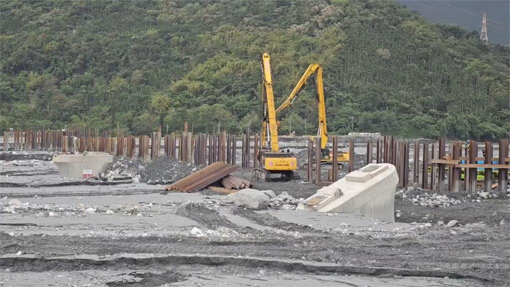 驚險!馬太鞍溪水清晨「不明原因」突暴漲 施工人員、機具急撤離