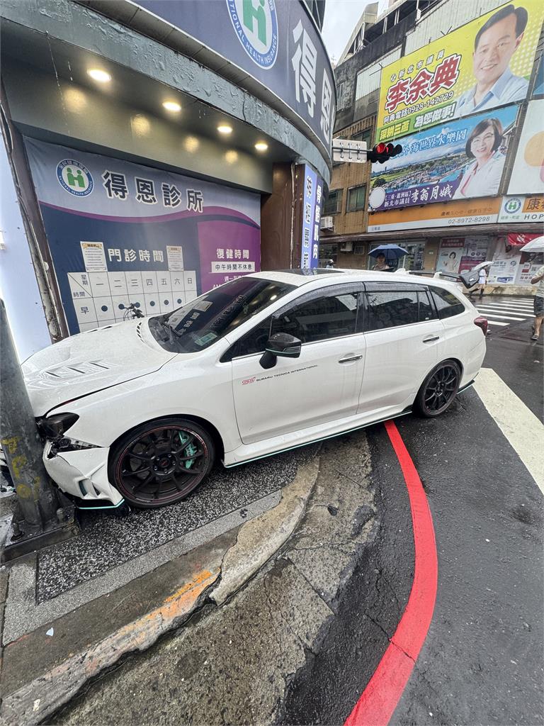 又毒駕！轎車三和夜市自撞電桿　駕駛如「喪屍」倒地嚇壞民眾　