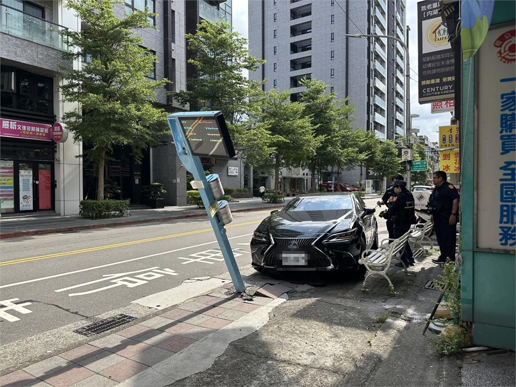 快新聞／精神不濟直直撞！內湖公車站牌慘遭「壓車底、撞歪45度」　現場畫面曝光