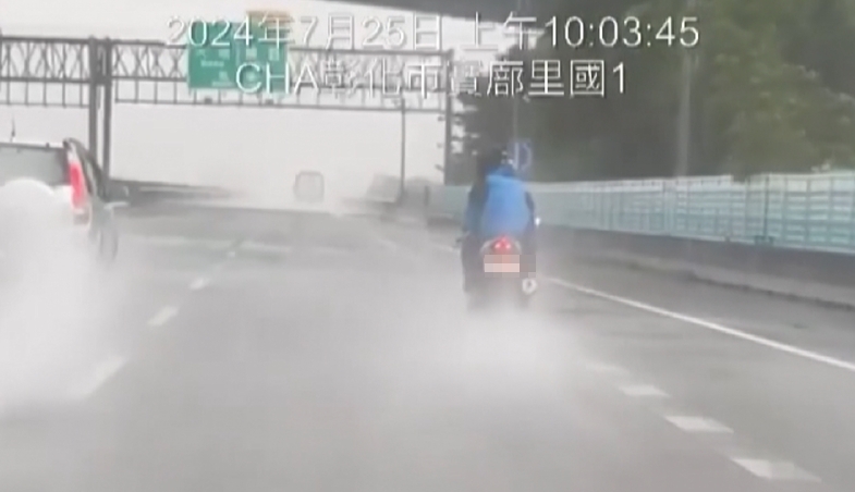 ８旬翁騎車誤上國道　遇好心駕駛攔車、通報警察