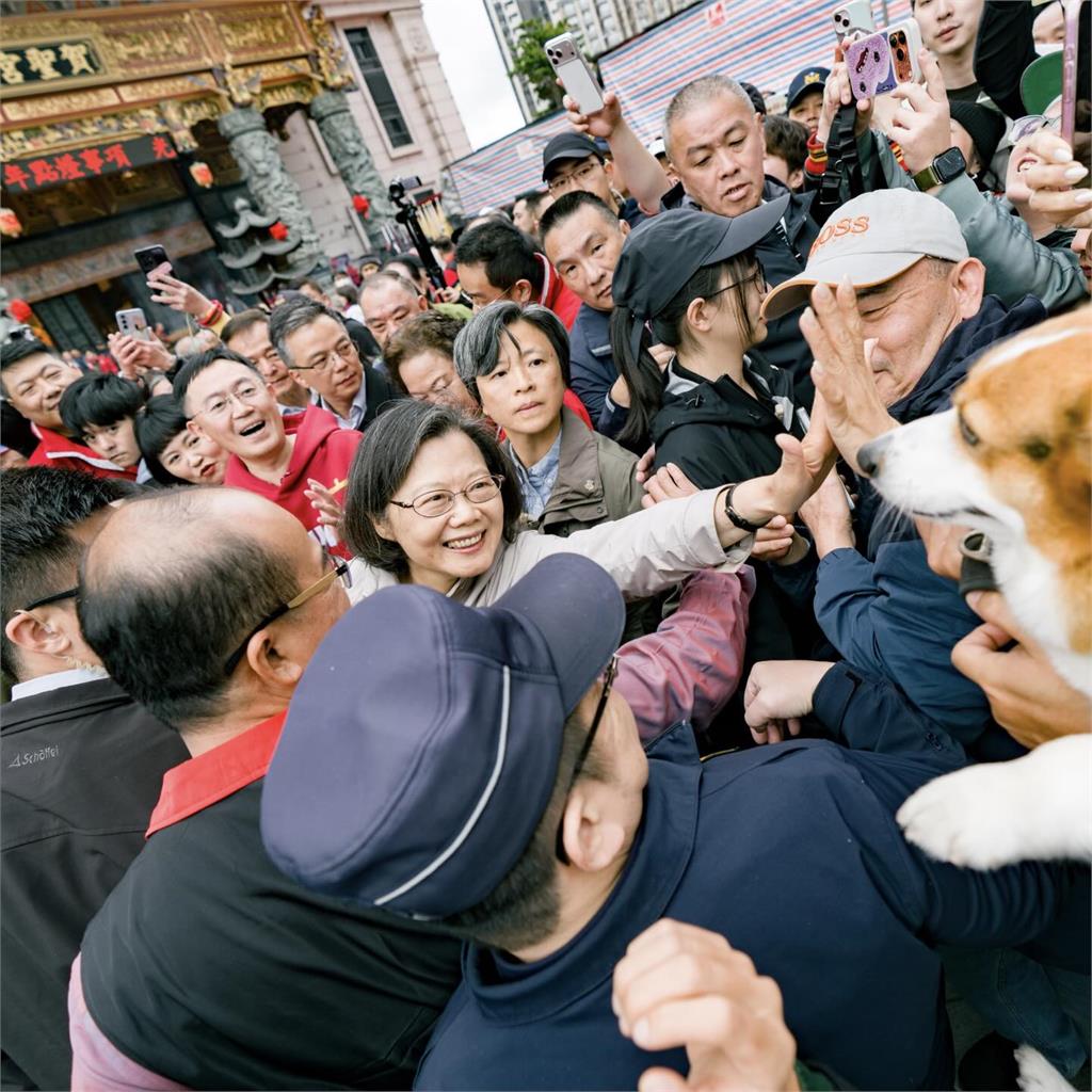 黃國昌正妹金釵「護主真面目超派」！本人開戰再扯「蔡英文」慘遭網酸爆：蹭？