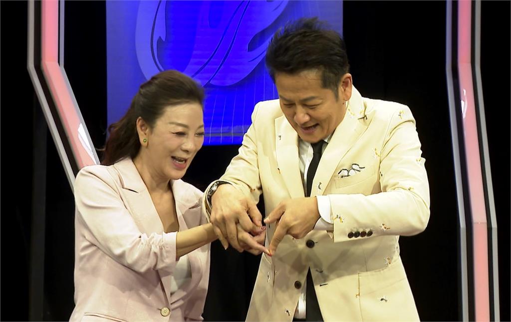 大和解! 徐乃麟、楊繡惠同台擁抱 捧「萬箭穿心」蛋糕