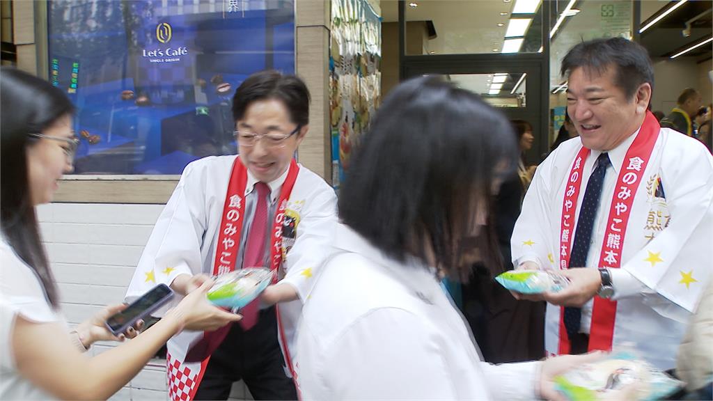 卡哇伊！熊本熊現身台北街頭發早餐　民眾嗨翻搶合照
