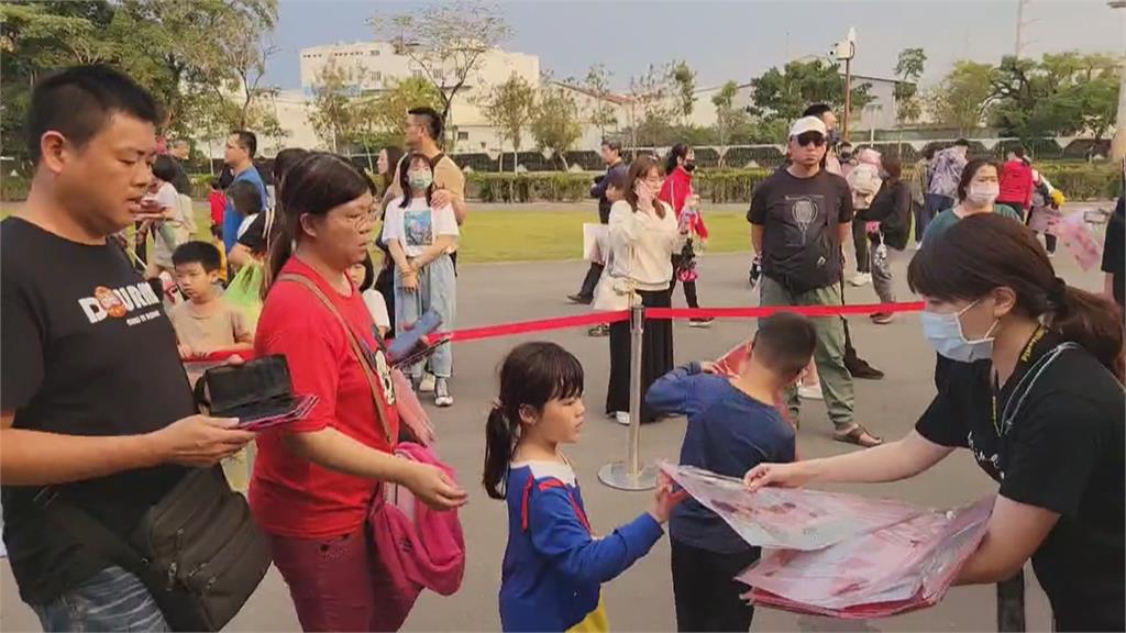 屏東3D動畫提燈超搶手! 排隊人龍看不見盡頭