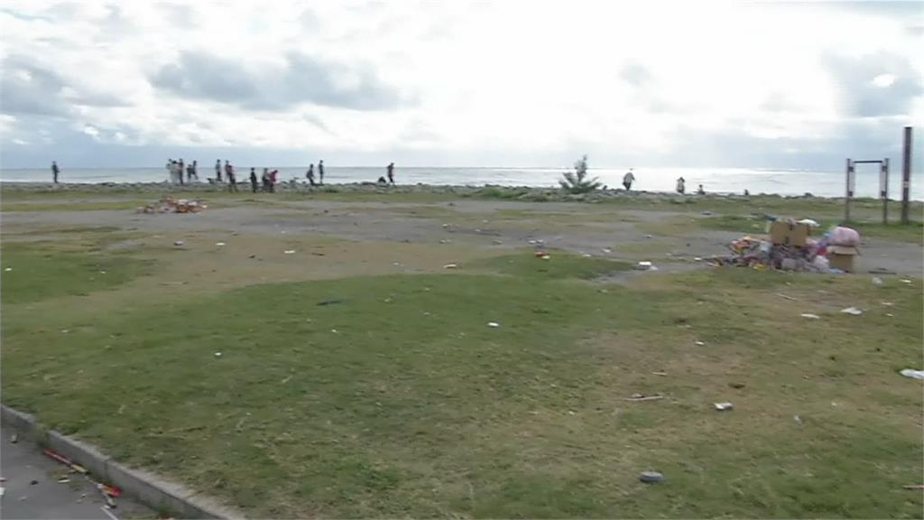 年過後美景變色 台東海濱公園成「鞭炮陣地」