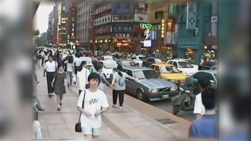 1995年的台北街頭！勾起246萬人滿滿回憶　網笑「最大改變」：沒人在玩手機