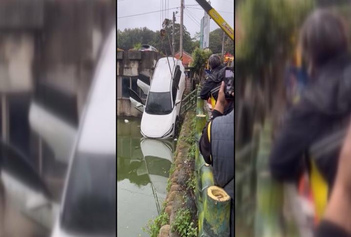 倒退嚕！　斜坡倒車操作不慎衝池塘　駕駛自行游上岸