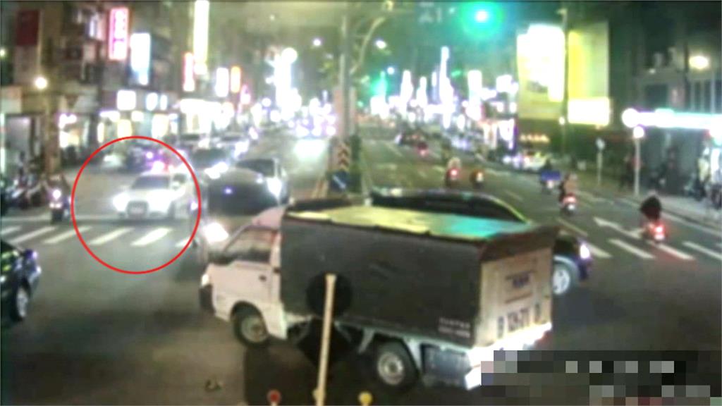 太危險!毒品前科男大馬路上橫衝直撞 警拿警棍對峙