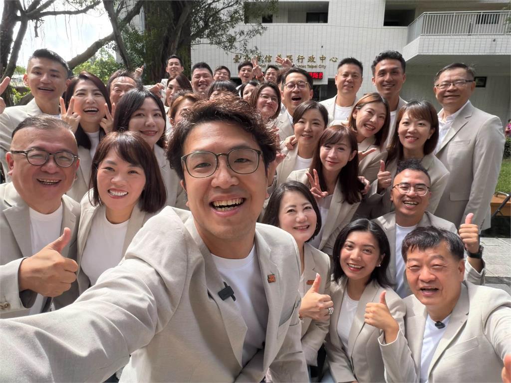 沈伯洋登記「身後驚見賈靜雯」真相曝光!神祕正妹身分被挖出…網大讚:有學問又愛台灣