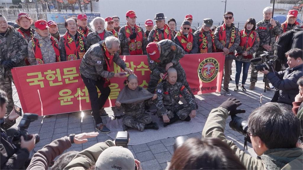 短命戒嚴！退伍軍人於總統府前「剃髮」　怒喊要尹錫悅下台