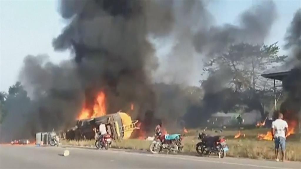 賴比瑞亞油罐車翻覆　民眾搶裝漏油下1秒爆炸