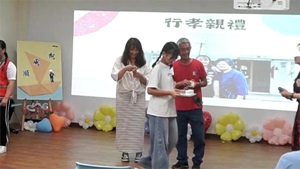 舞鶴國小畢業典禮盛大舉辦　台下滿座嘉賓台上僅1畢業生