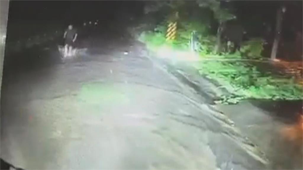 高雄桃源一家5口連人帶車墜谷　尋獲2遺體大雨增加搜救難度