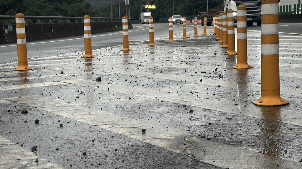 馬路上有「暗器」？　台62快道伸縮縫滿地碎石害車輛爆胎