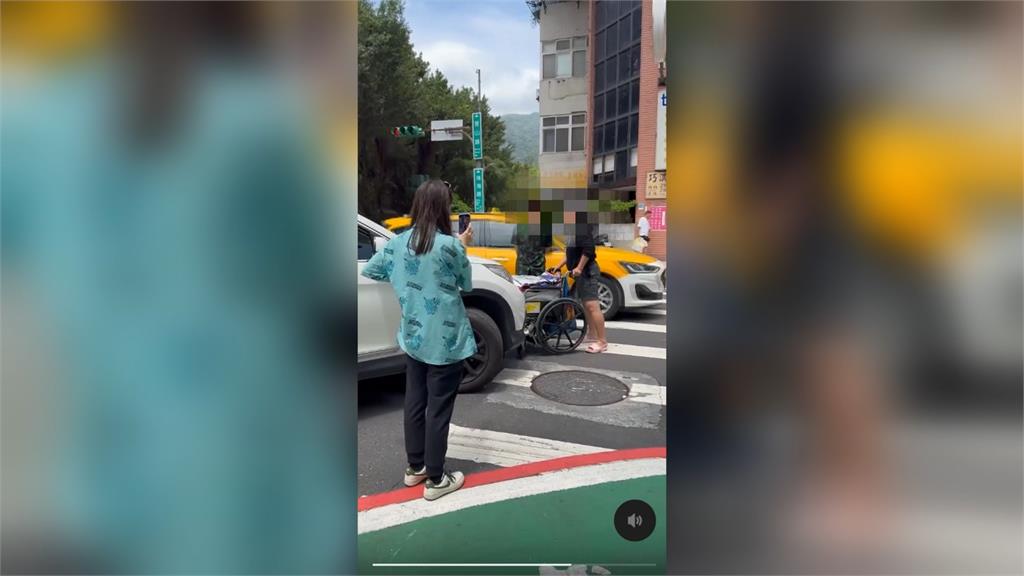 輪椅大戰休旅車!女推輪椅疑闖紅燈與駕駛爆衝突互不相讓