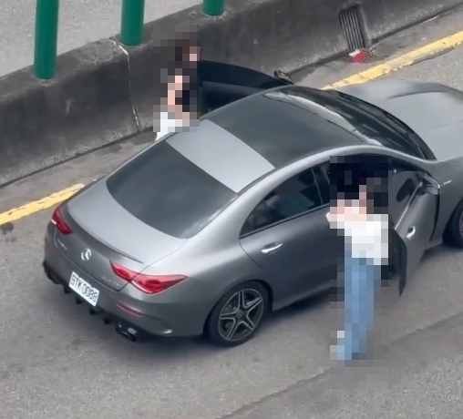 萬安演習竟把高架橋當「伸展台」　2女擺拍網看傻：恐吃30萬元罰單
