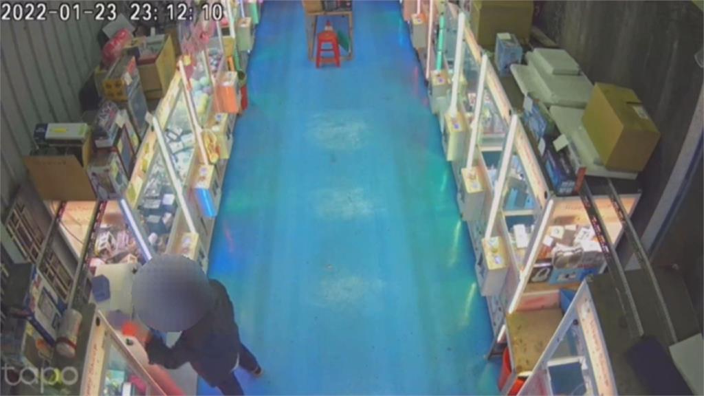 夾娃娃機店遇賊闖入 兌幣機整台被「擄走」
