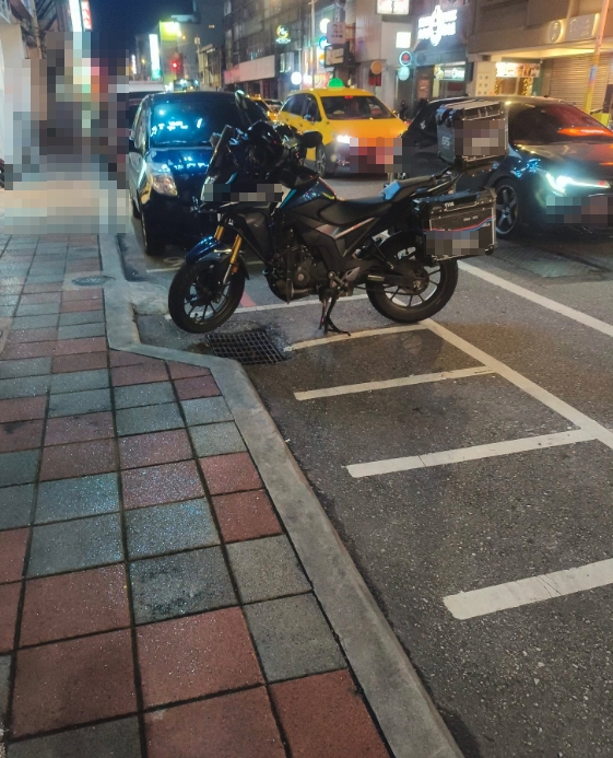 街邊停車格「太小」超瞎畫面流出!白牌檔車「後輪險出格」網全看傻