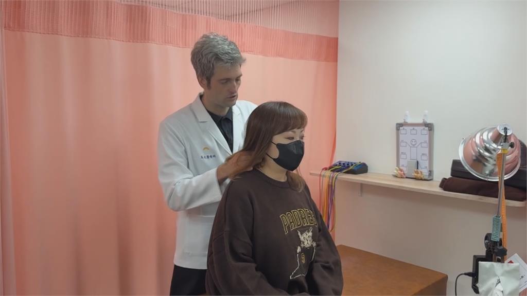 獨家／超台！　「白人中醫師」入籍台灣　還入伍服義務役