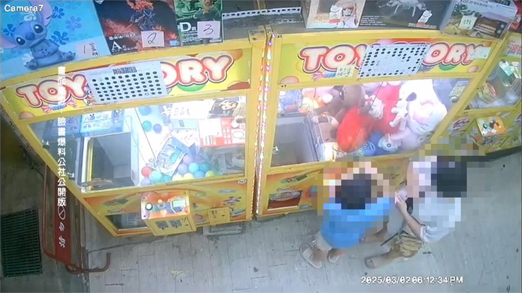 最壞示範!夾娃娃機台主忘帶走鐵盒 母子檔「摸走」4千