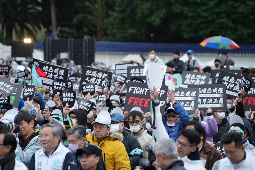 快新聞/藍白議員父子檔釘孤枝 陳世軒曝:柯文哲送他的書上竟有北所編號