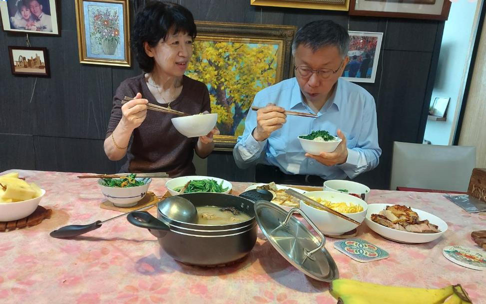 阿北兒「阿堯從日本返台」罕露臉！厚厚一本「拿給出來」柯文哲投降了