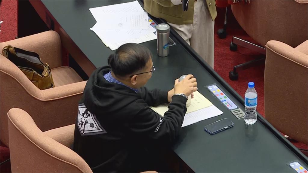 快新聞/黃國昌跑「媒體席開直播」 綠委狂嗆:不敢坐在王義川前面啦