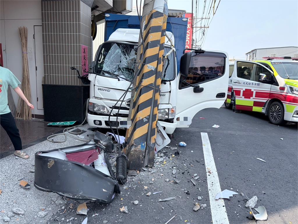 快新聞／高雄小貨車撞電桿「害800戶慘停電」　台電急派員搶修：預計晚間8時恢復
