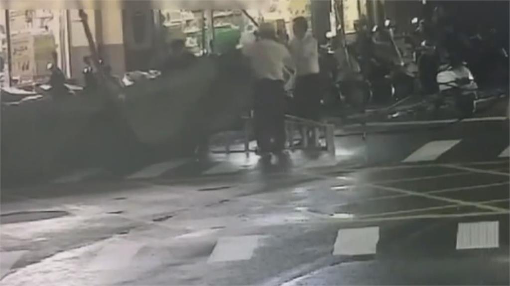 風強雨驟港都災情 帳篷吹掀橫躺車道