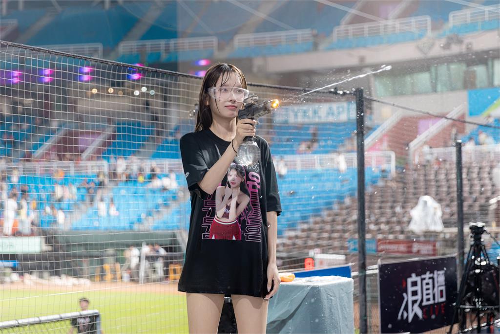啦啦隊／玩瘋了！樂天韓籍3大超人氣女神玩水祭遭瘋狂噴水全濕透嗨翻天