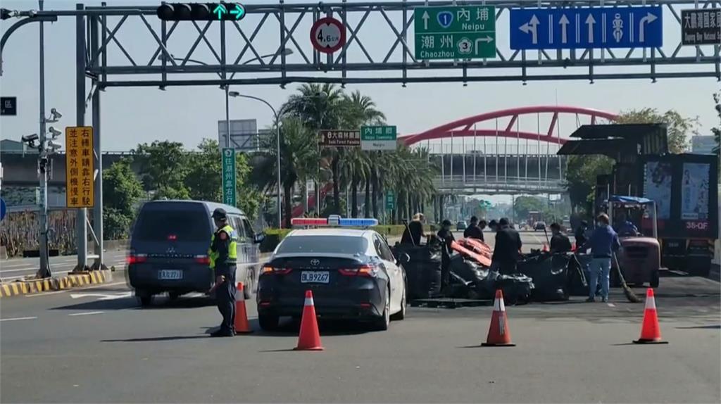 疑閃避車輛急煞車! 屏東大貨車車斗內 20包太包空噴飛