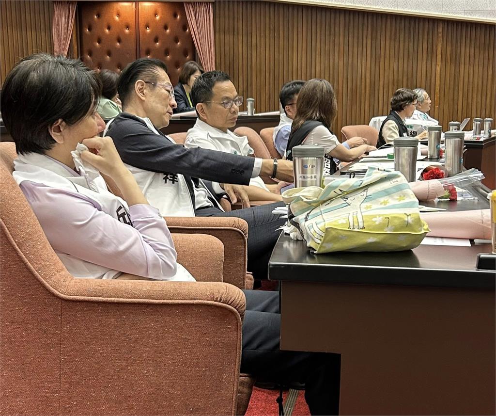 快新聞／在野驚爆鬧不合？白委因1事立院痛哭「傅崐萁冷回5字」民眾黨全苦笑