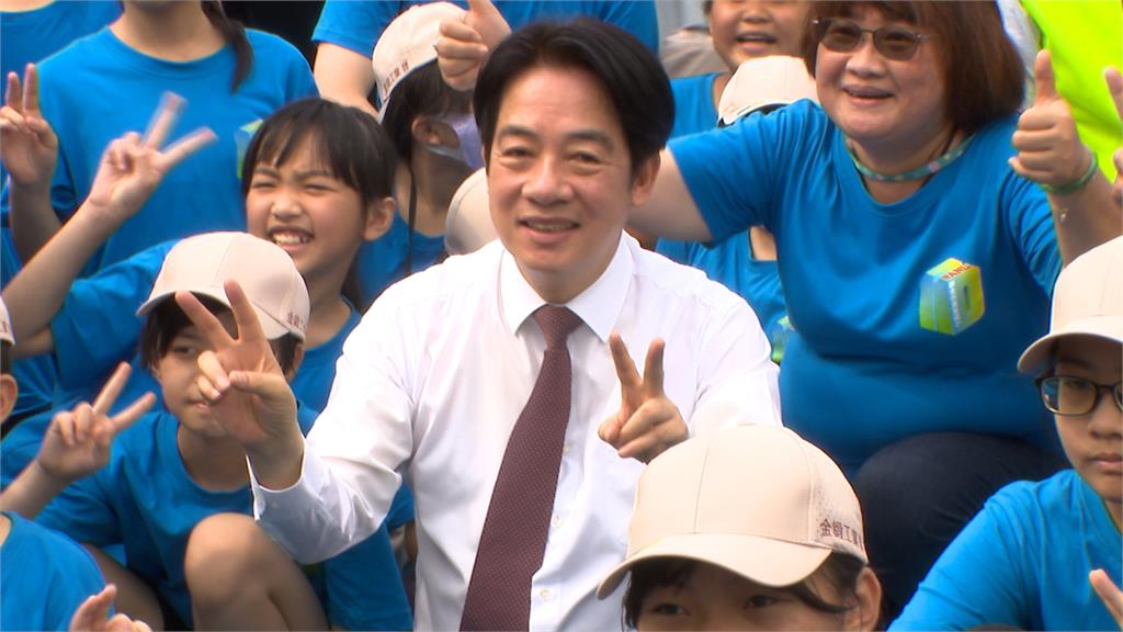 賴清德回母校參加校慶 小學童高喊「學長好」